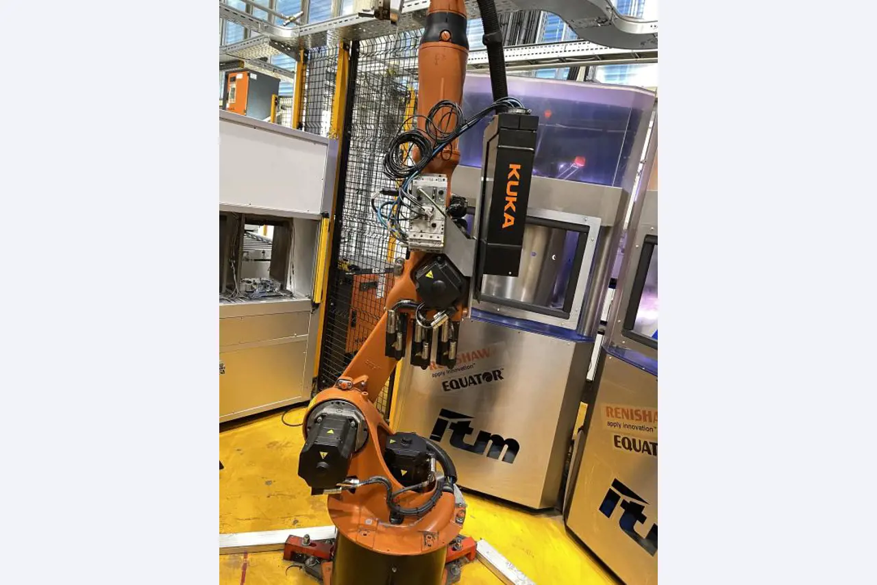 Goed onderhouden bewerkingscentra en robots bij een toeleverancier voor de auto-industrie-13